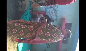 Hot aunty navel handling saree