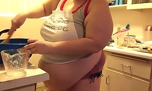 Bake with me! Dancing in the kitchen BBW Feedee Amber Crystal